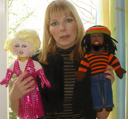 Marilyn Monroe in Bob Marley, lutki iz cunj izdelani za dobrodelno dražbo Unicefa (2006)