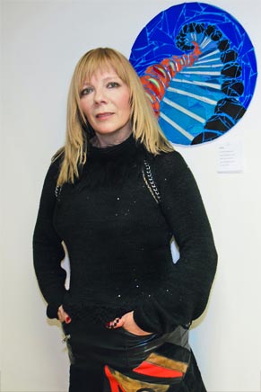 Avtorica razstave pred sliko z naslovom DNK