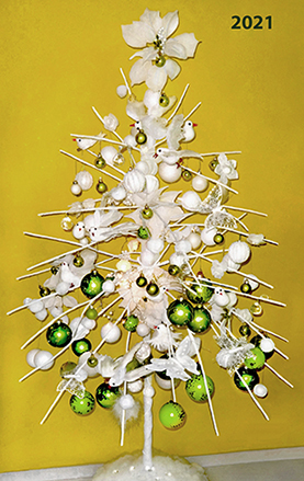 Praznično drevo z golimi zasneženimi vejami