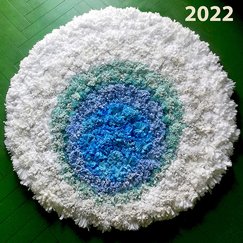 Okrasna krogla iz stiropora, 'oblečena' v bele in srebrne risalne žebljičke