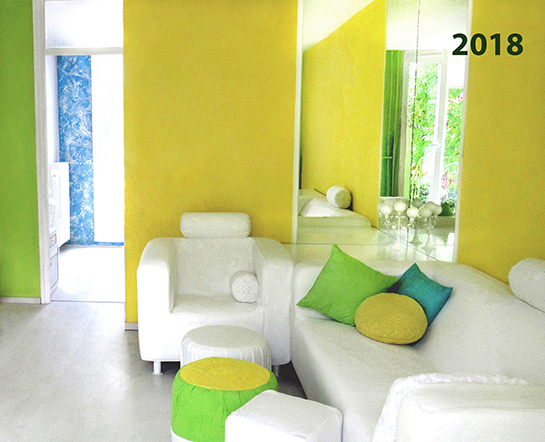 Stara mizica ima skrajšane noge, pobarvana je v dva različna zelena odtenka, Na zgornjo ploskev je prilepljeno ogledalo.